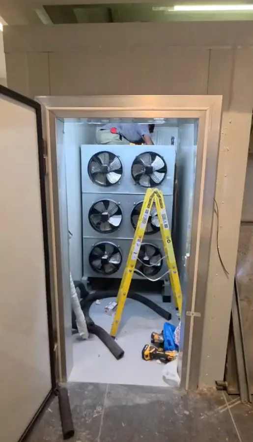 התקנת מאייד עם שישה מאווררים בתוך חדר הקפאה